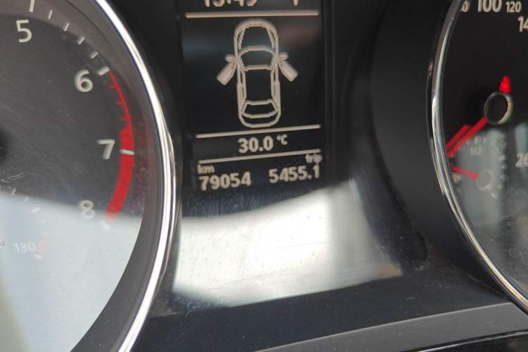 Used Volkswagen Sagitar 2015 230TSI Automatic Luxury Model Odometer Close Up