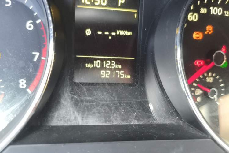 Used Volkswagen Sagitar 2015 230TSI Automatic Comfort Version Odometer Close Up