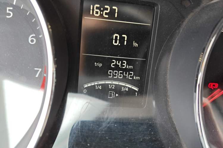 Used Volkswagen Sagitar 2015 1.6L Manual Comfort Model Odometer Close Up
