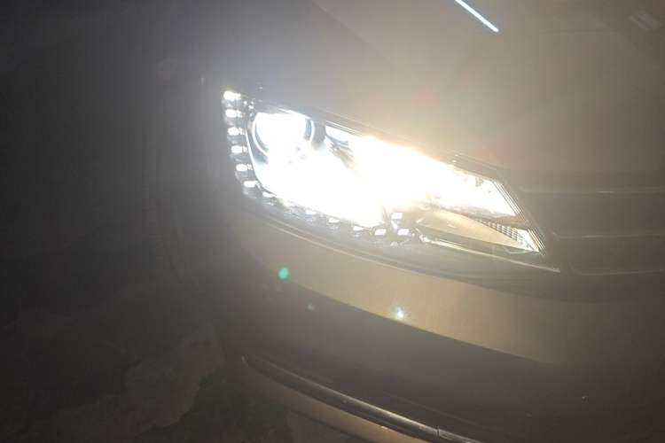 Used Volkswagen Sagitar 2015 230TSI Automatic Comfort Version Right Front Headlight