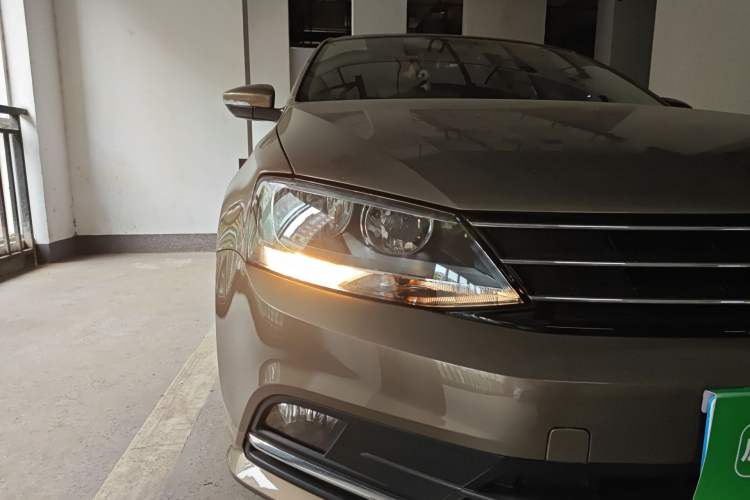 Used Volkswagen Sagitar 2015 230TSI Manual Comfort Version Right Front Headlight