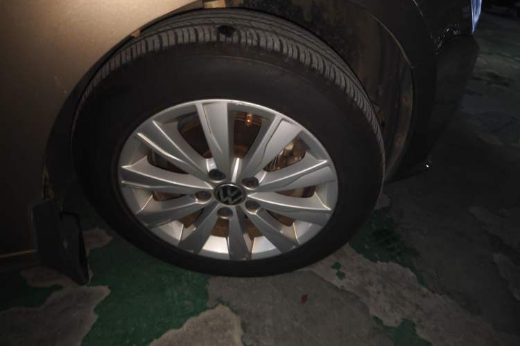Used Volkswagen Sagitar 2015 230TSI Automatic Comfort Version Right Front Wheel Hub