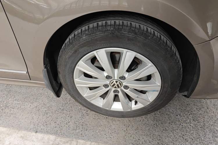Used Volkswagen Sagitar 2015 230TSI Manual Comfort Version Right Front Wheel Hub