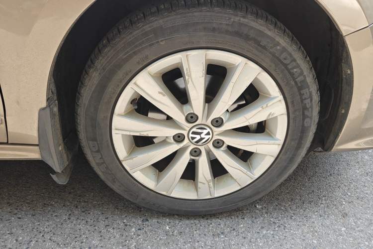 Used Volkswagen Sagitar 2015 1.6L Automatic Comfort Model Right Front Wheel Hub