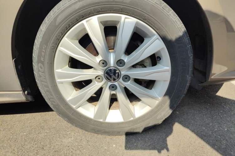 Used Volkswagen Sagitar 2015 1.6L Automatic Comfort Model Right Front Wheel Hub