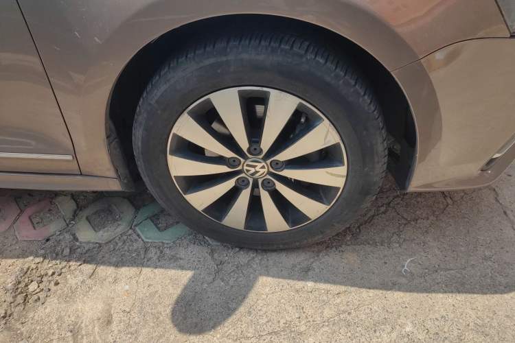 Used Volkswagen Sagitar 2015 230TSI Automatic Luxury Model Right Front Wheel Hub