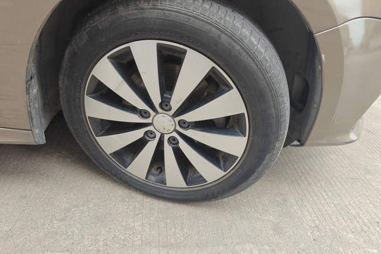 Used Volkswagen Sagitar 2015 230TSI Automatic Luxury Model Right Front Wheel Hub