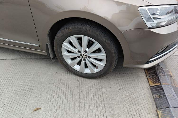 Used Volkswagen Sagitar 2015 1.6L Manual Comfort Model Right Front Wheel Hub