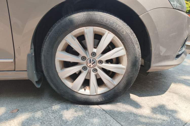 Used Volkswagen Sagitar 2015 1.6L Automatic Comfort Model Right Front Wheel Hub