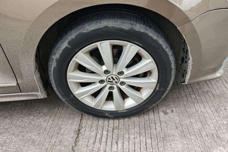 Used Volkswagen Sagitar 2015 1.6L Manual Comfort Model Right Front Wheel Hub