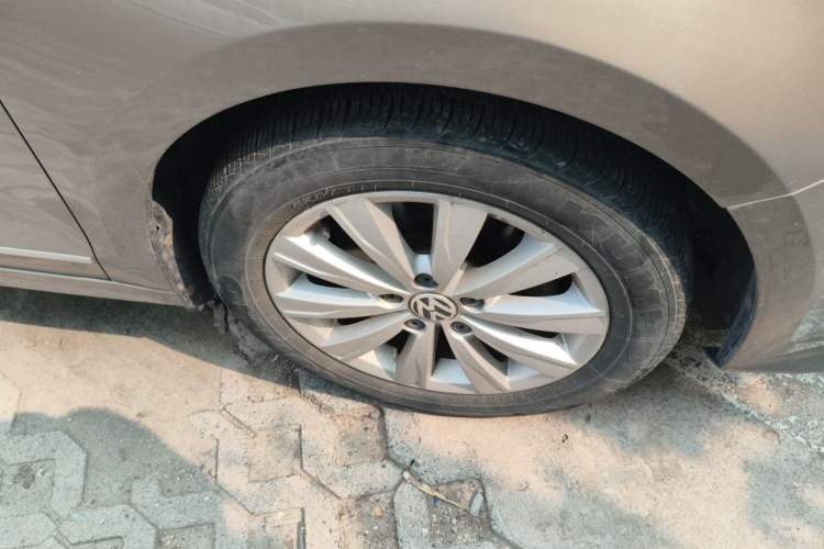 Used Volkswagen Sagitar 2015 230TSI Automatic Comfort Version Right Front Wheel Hub