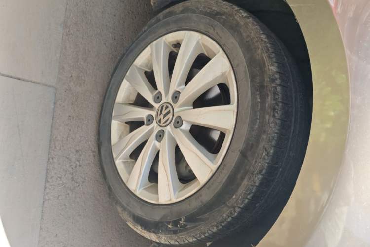 Used Volkswagen Sagitar 2015 230TSI Automatic Comfort Version Right Front Wheel Hub