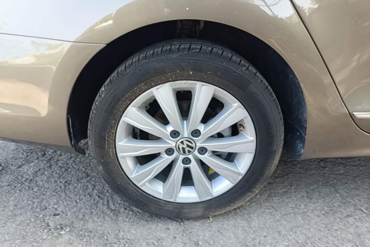 Used Volkswagen Sagitar 2015 230TSI Automatic Comfort Version Right Rear Wheel Hub