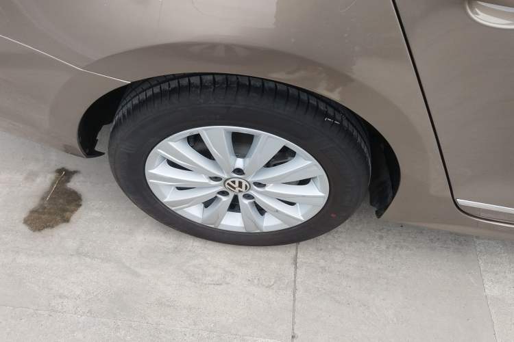 Used Volkswagen Sagitar 2015 1.6L Automatic Comfort Model Right Rear Wheel Hub