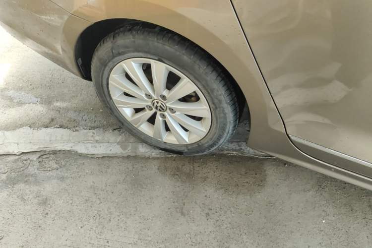 Used Volkswagen Sagitar 2015 1.6L Automatic Comfort Model Right Rear Wheel Hub
