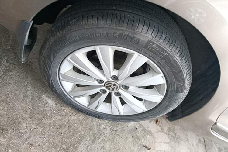 Used Volkswagen Sagitar 2015 1.6L Automatic Comfort Model Right Rear Wheel Hub