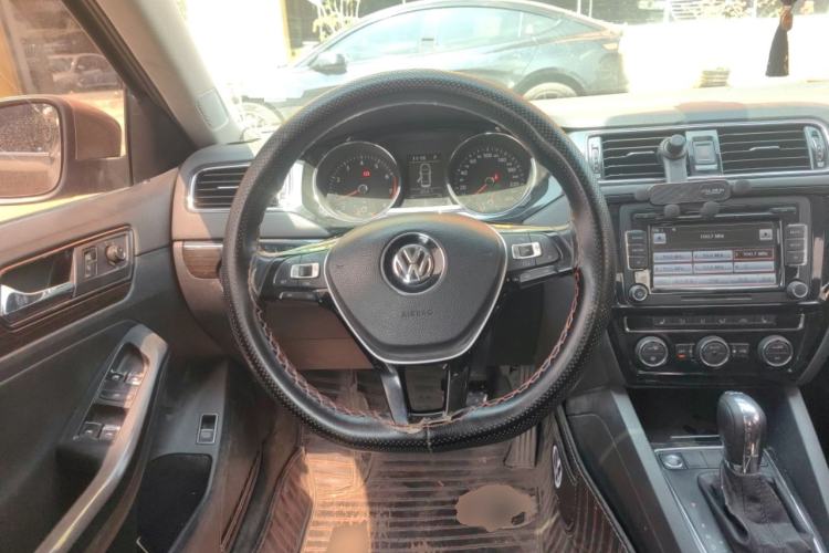 Used Volkswagen Sagitar 2015 230TSI Automatic Luxury Model Steering Wheel