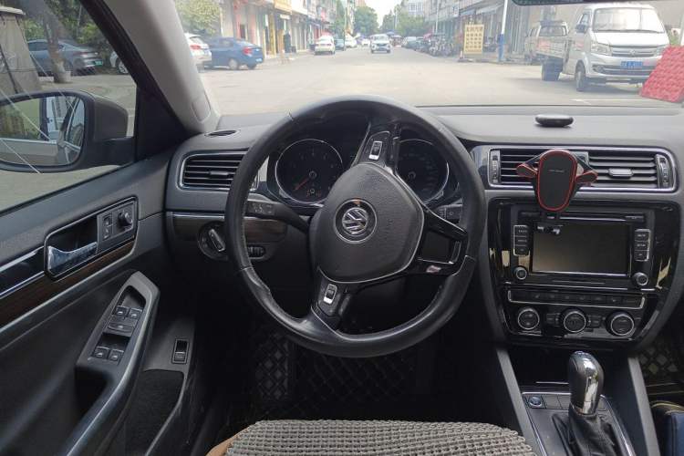Used Volkswagen Sagitar 2015 230TSI Automatic Luxury Model Steering Wheel