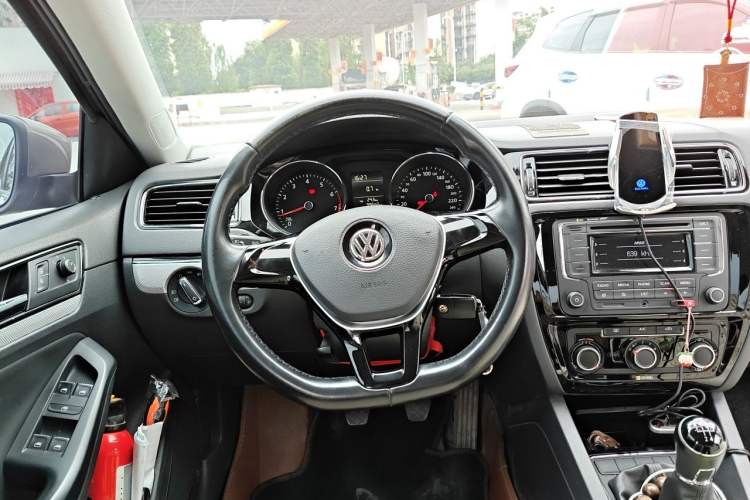 Used Volkswagen Sagitar 2015 1.6L Manual Comfort Model Steering Wheel
