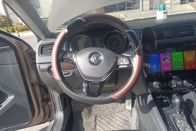 Used Volkswagen Sagitar 2015 230TSI Automatic Luxury Model Steering Wheel