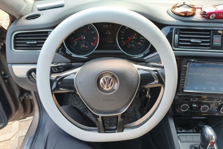 Used Volkswagen Sagitar 2015 230TSI Automatic Comfort Version Steering Wheel