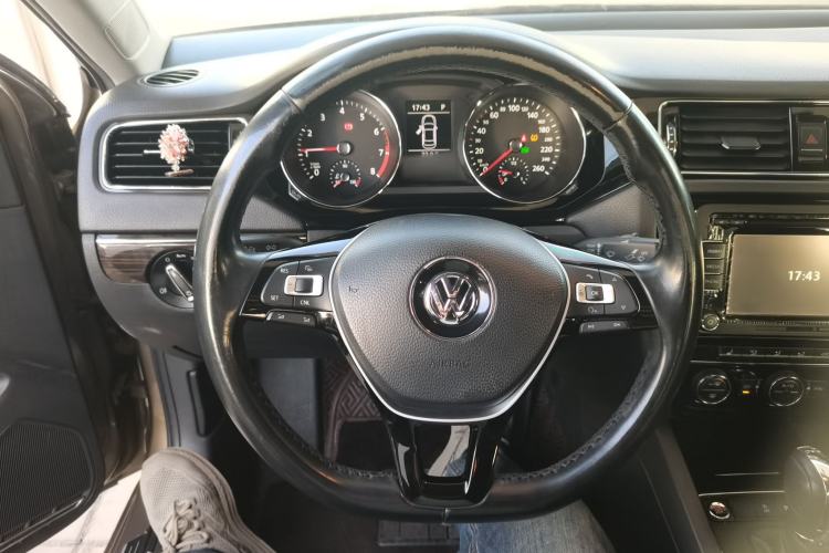 Used Volkswagen Sagitar 2015 280TSI Automatic Flagship Model Steering Wheel