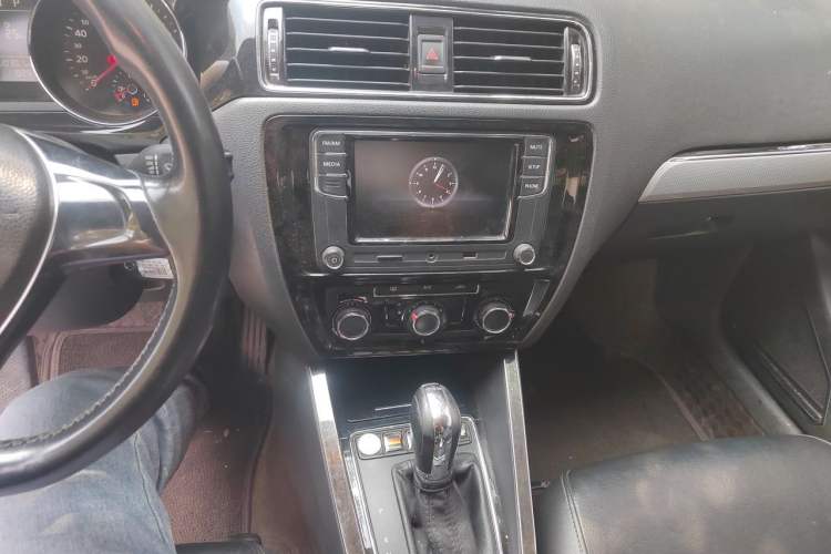 Used Volkswagen Sagitar 2016 230TSI 25th Anniversary Edition Audio And AC Panel