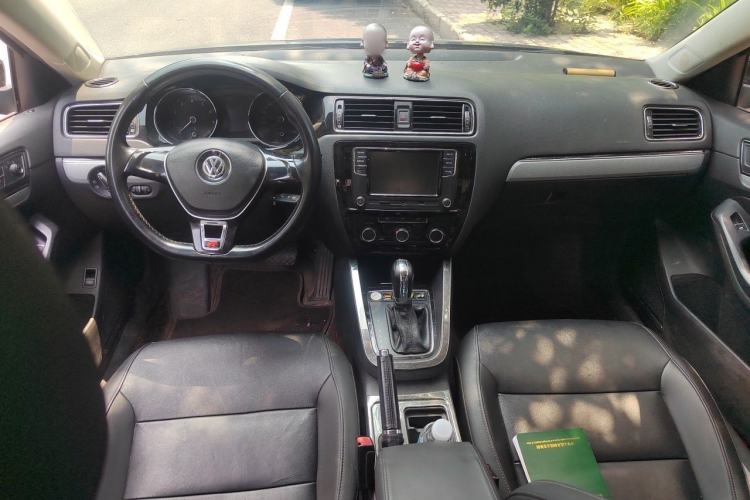 Used Volkswagen Sagitar 2016 230TSI 25th Anniversary Edition Center Console