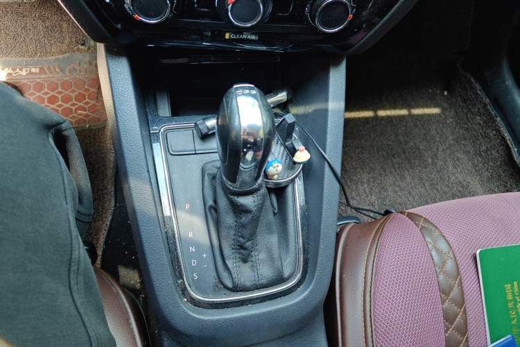 Used Volkswagen Sagitar 2016 230TSI 25th Anniversary Edition Gear Lever