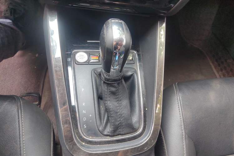 Used Volkswagen Sagitar 2016 230TSI 25th Anniversary Edition Gear Lever