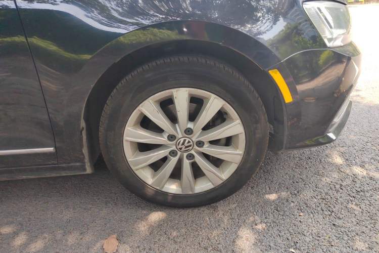 Used Volkswagen Sagitar 2016 230TSI 25th Anniversary Edition Right Front Wheel Hub