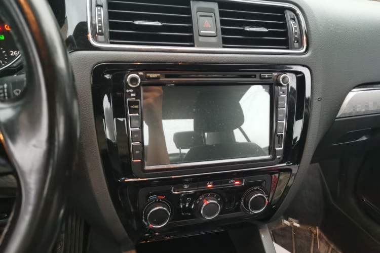 Used Volkswagen Sagitar 2016 230TSI 25th Anniversary Edition Audio And AC Panel