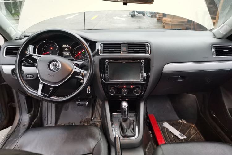 Used Volkswagen Sagitar 2016 230TSI 25th Anniversary Edition Center Console