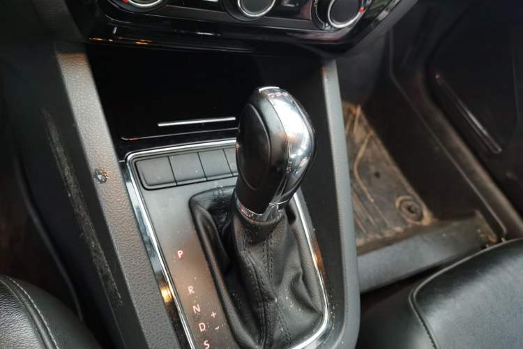 Used Volkswagen Sagitar 2016 230TSI 25th Anniversary Edition Gear Lever