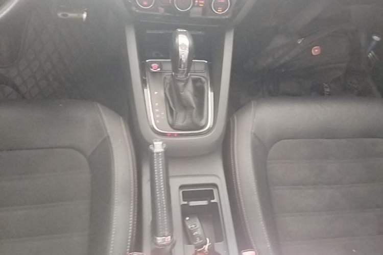 Used Volkswagen Sagitar 2016 230TSI 25th Anniversary Edition Gear Lever