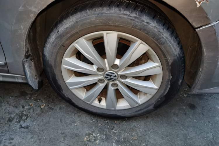 Used Volkswagen Sagitar 2016 230TSI 25th Anniversary Edition Right Front Wheel Hub