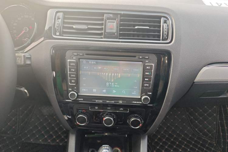 Used Volkswagen Sagitar 2016 230TSI 25th Anniversary Edition Audio And AC Panel