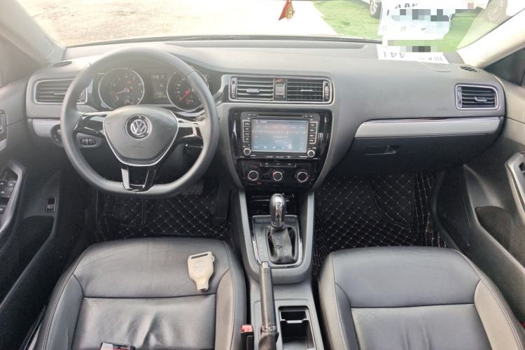 Used Volkswagen Sagitar 2016 230TSI 25th Anniversary Edition Center Console