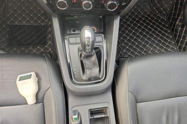 Used Volkswagen Sagitar 2016 230TSI 25th Anniversary Edition Gear Lever