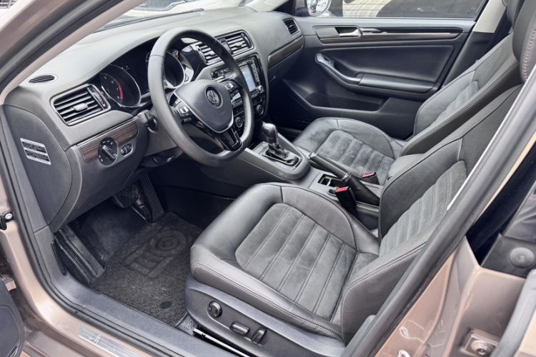Used Volkswagen Sagitar 2016 230TSI 25th Anniversary Edition Interior 2