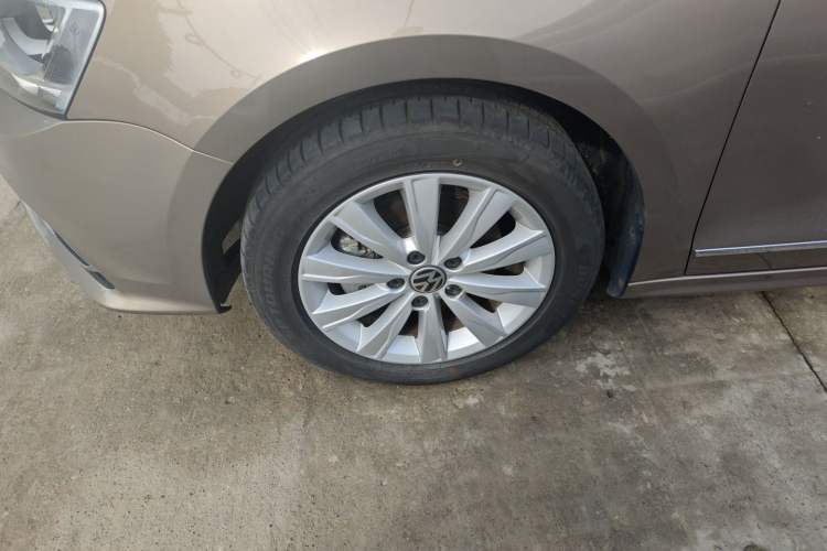 Used Volkswagen Sagitar 2016 230TSI 25th Anniversary Edition Left Front Wheel Hub