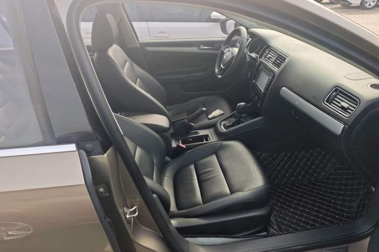 Used Volkswagen Sagitar 2016 230TSI 25th Anniversary Edition Right Front Seat