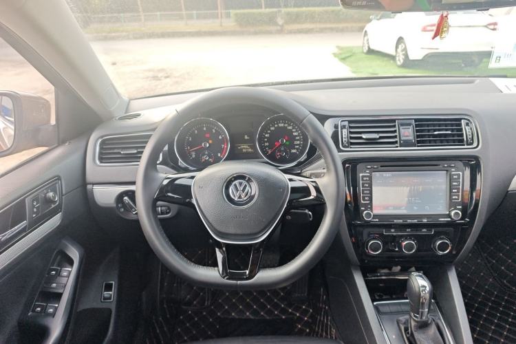 Used Volkswagen Sagitar 2016 230TSI 25th Anniversary Edition Steering Wheel
