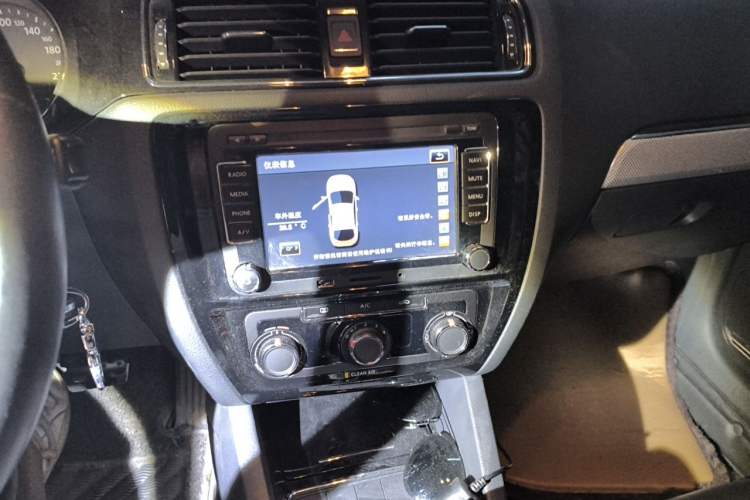 Used Volkswagen Sagitar 2016 230TSI 25th Anniversary Edition Audio And AC Panel