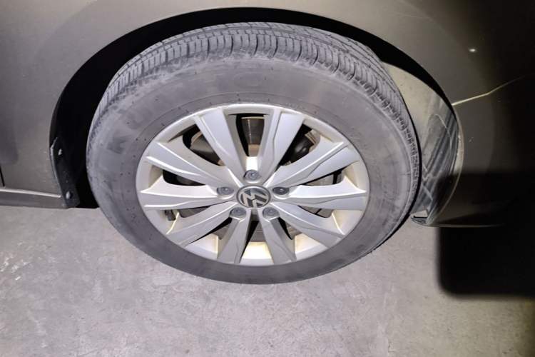 Used Volkswagen Sagitar 2016 230TSI 25th Anniversary Edition Right Front Wheel Hub