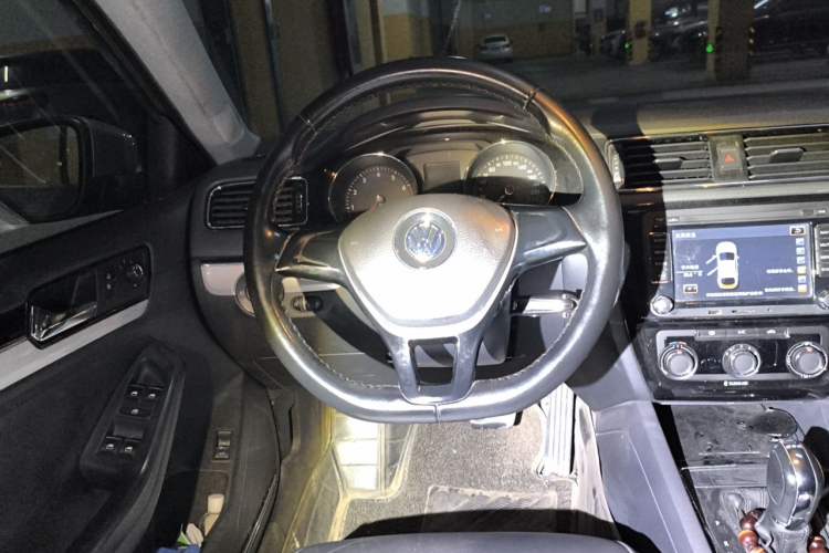 Used Volkswagen Sagitar 2016 230TSI 25th Anniversary Edition Steering Wheel