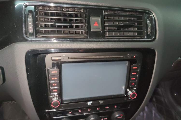 Used Volkswagen Sagitar 2016 230TSI 25th Anniversary Edition Audio And AC Panel
