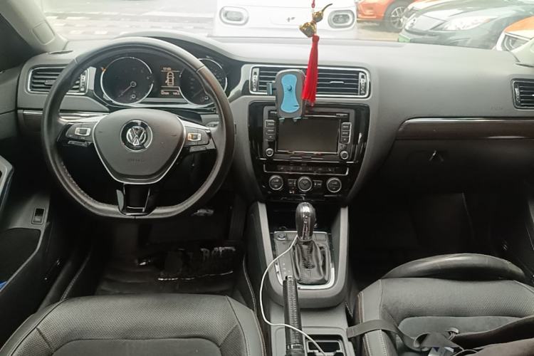 Used Volkswagen Sagitar 2016 230TSI 25th Anniversary Edition Center Console