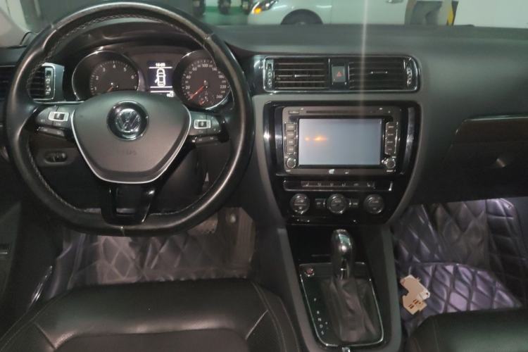 Used Volkswagen Sagitar 2016 230TSI 25th Anniversary Edition Center Console