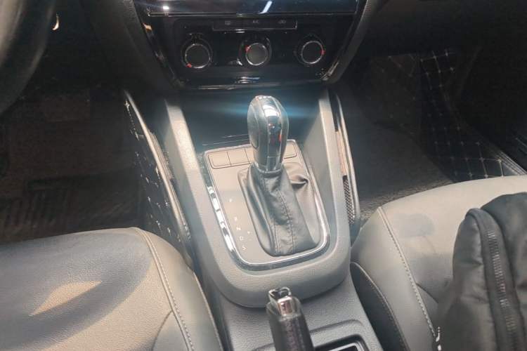 Used Volkswagen Sagitar 2016 230TSI 25th Anniversary Edition Gear Lever